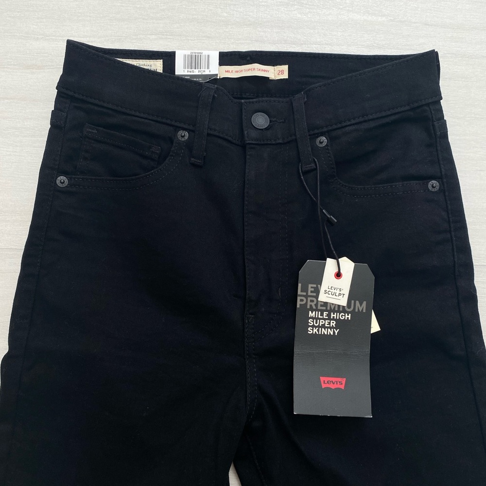 NWT Levi’s black mile high super skinny jeans